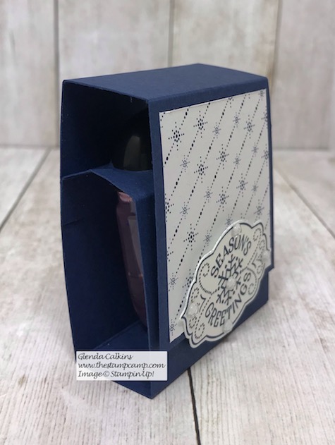 Here is the perfect way to decorate the mini hand sanitizer from Bath & Body Works. Details on my blog here: https://wp.me/p59VWq-aCH #stampinup #thestampcamp #christmasgift
